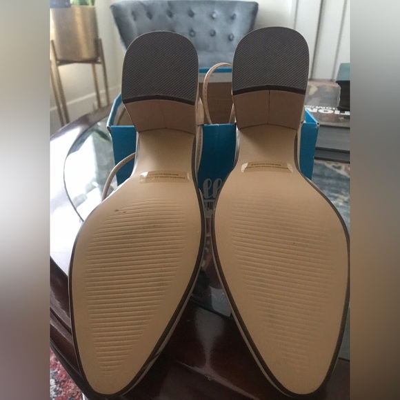 Callisto of California Laced Block Heels - Picture 3 of 4